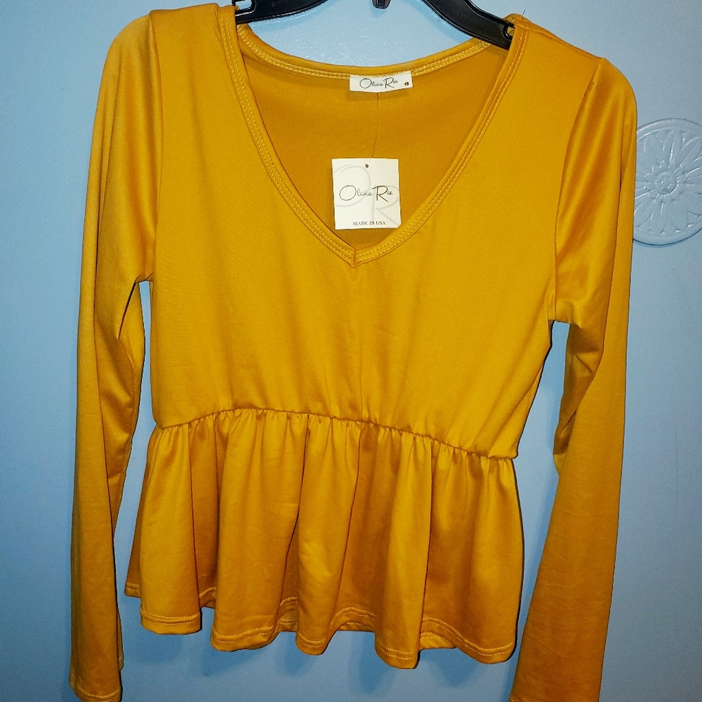 NWT Olivia Rae long sleeved cropped flowy top